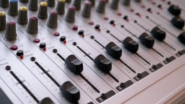 Professionele mixer met digitaal audiosysteem, knoppen, sliders geluidsproductie — Stockvideo