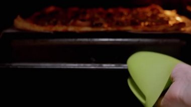 Kadın Elleri Çıktı Sıcak Fırın Pizzasını Eriyen Peynir, Mantarlı Tamamladı