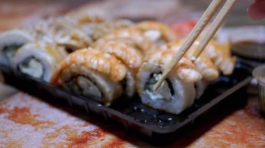 Bambu Çubuklu Suşi Ustası Suşi Yuvarlamasını Plastik Kutuya Bürüyor. 4K