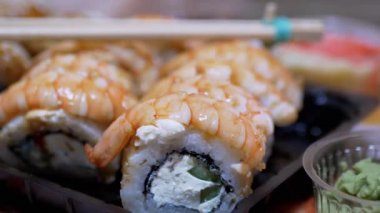 Japon Sushi Rolls in Plastik Kutusu Bambu Çubuklu Masa Servisi, Wasabi