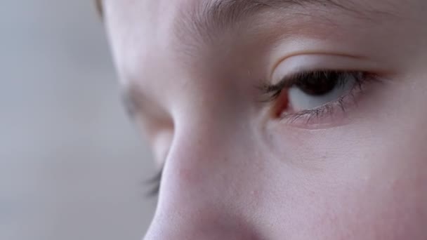 Jongen met mooie dikke, lange wimpers opent en sluit ogen. Zijaanzicht. Zoom — Stockvideo