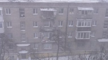 Şiddetli Kış Fırtınası, Eski Çok Katlı Binanın Avlusunda Kar yağışı. 4K