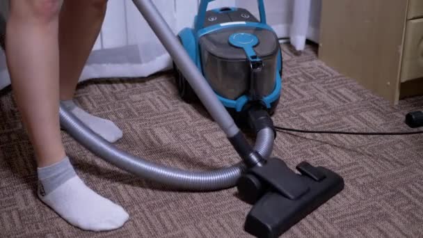 Mulher, dona de casa Vacuums Brown Carpet em casa. Limpeza, Ordem no Quarto. 4K — Vídeo de Stock