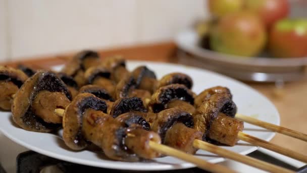 Kebab z grzybów, Champignons, Gotowane na drewnianych szufladach w piekarniku. Strona główna Kuchnia — Wideo stockowe