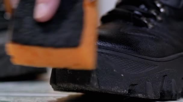 Weibliche Hände reinigen Schuhe Schmieren Sie Leder-Winterstiefel mit Schaumstoff-Schwamm, Creme — Stockvideo