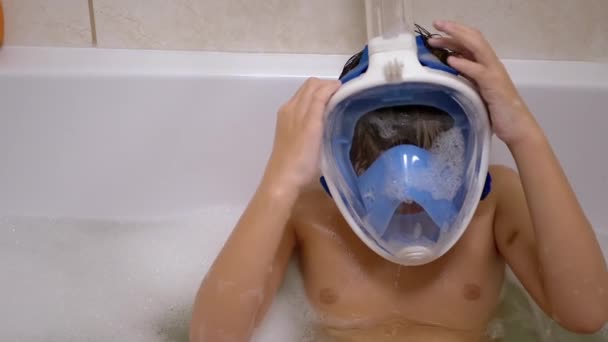 Happy Boy Bathes in Bath met schuim, Draag Blue Mask for Diving. Leren duiken — Stockvideo