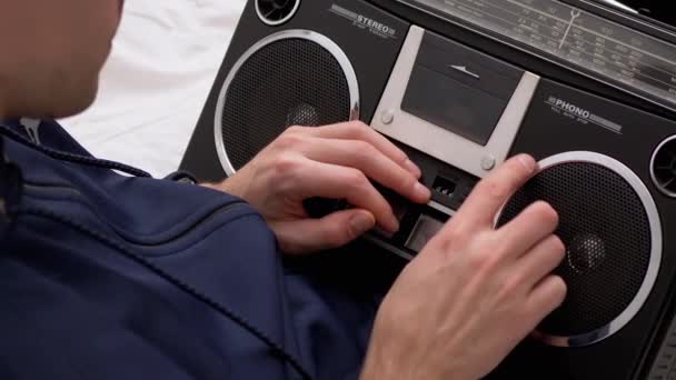 Man som håller en gammal Retro Audio Recorder, Nära Undersöka, Rör med fingrar — Stockvideo