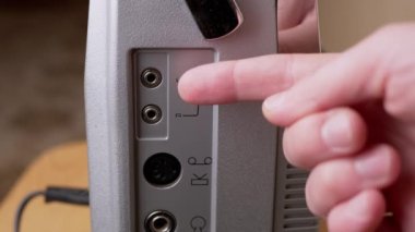 Kulaklık, TV ve mikrofon için Vintage Player 'ın arkasındaki bağlayıcılar. 4K