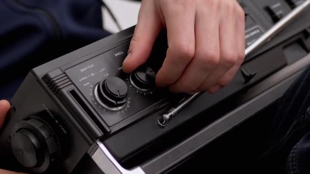 Manliga justerar frekvensen av en gammal radiomottagare roterar roterande knopp med fingrar — Stockvideo