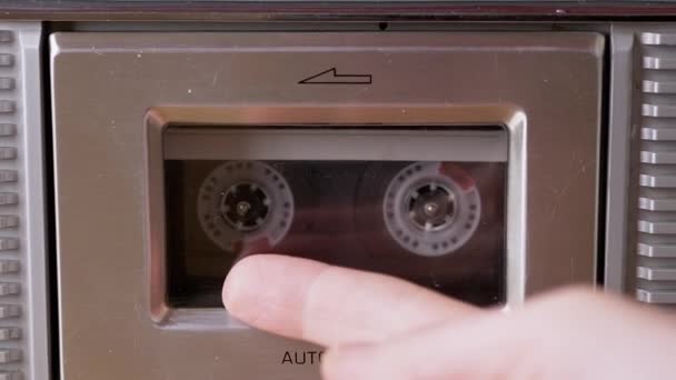 Donna punta dito trasparente Vintage cassetta nastro all'interno nastro registratore. Zoom — Video Stock