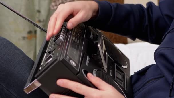 Fingrar Män Infogade Audiocassette det i Old Tape Recorder, Tryckt Play Knapp — Stockvideo