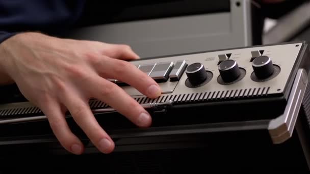 Zufriedener männlicher Sammler hält drei alte Audio-Kassettenrekorder in den Händen — Stockvideo