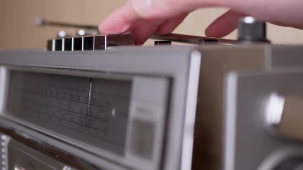 Presiona la mano femenina Play Button en el grabador de cinta retro con cassette. Zoom: — Vídeo de stock