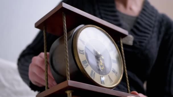 Жіноча рука просто Механічний дерев "яний годинник з римськими цифрами в ретро — стокове відео