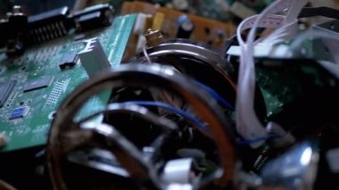 Radyo Bileşenleri, Transistörler, Çipler, Direnişçiler, Kondansatörlü Birçok Eski Tahta