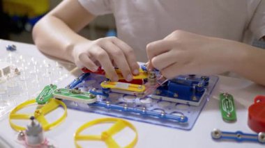 Meraklı Çocuk Metal İnşaat Malzemeleri Elektrik Devresini Birleştiriyor. 4K