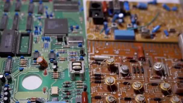 Veel oude borden met radiocomponenten, transistors, chips, weerstanden, condensator — Stockvideo