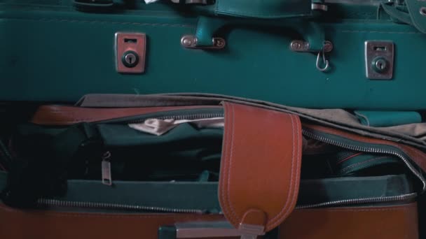 Sucio, polvoriento Cuatro viejas maletas de viaje apiladas en una habitación abandonada. 4K — Vídeos de Stock