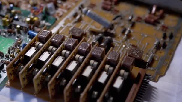 Veel oude borden met radiocomponenten, transistors, chips, weerstanden, condensator — Stockvideo