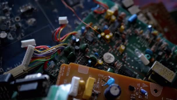 Veel oude borden met radiocomponenten, transistors, chips, weerstanden, condensator — Stockvideo