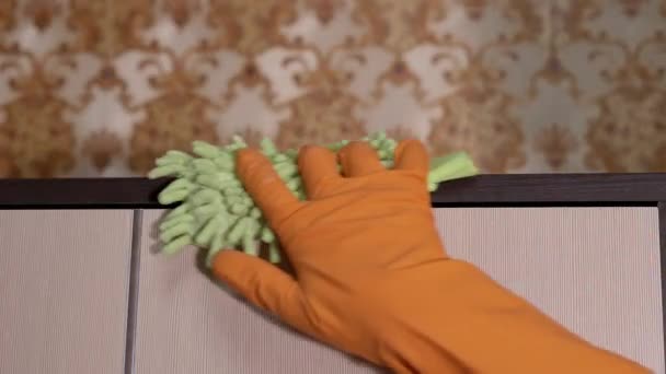 Női kéz gumikesztyűben Narancssárga kesztyű Fa felület törlése mikroszálas ronggyal — Stock videók