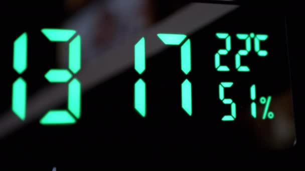 Hora do Relógio Eletrônico. Dial verde com iluminação de néon cintilante. Relógio Led. 4K — Vídeo de Stock
