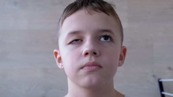 Pojke med hängande övre ögonlock, långa fransar. Myopi. Pupillrotation, ögon. 4K — Stockvideo