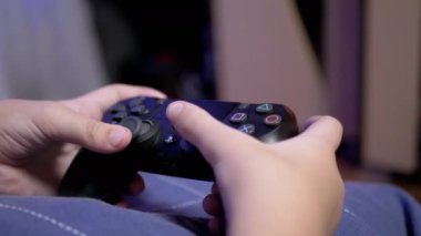 Çocuk Elleri Joystick 'te video oyunları oynar, Parmaklarıyla düğmelere basar. 4K