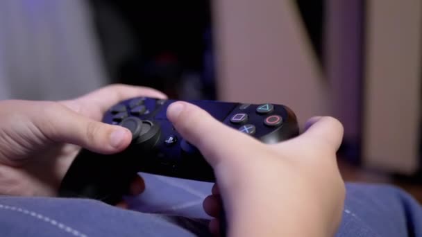 Mani bambino Gioca ai videogiochi su Joystick, Premere i pulsanti con le dita. 4K — Video Stock