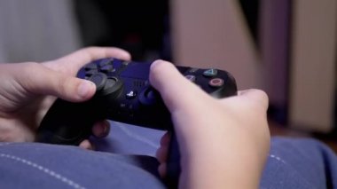 Çocuk Elleri Joystick 'te video oyunları oynar, Parmaklarıyla düğmelere basar. 4K