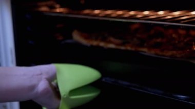 Kadın Elleri Çıktı Sıcak Fırın Pizzasını Eriyen Peynir, Mantarlı Tamamladı