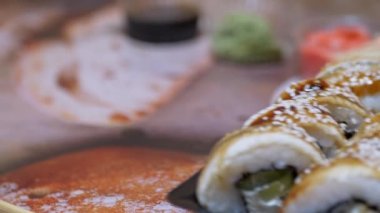 Japon Sushi Rolls in Plastik Kutusu Restoran Masası 'nda servis ediliyor. Yakınlaştır. Yakın plan.