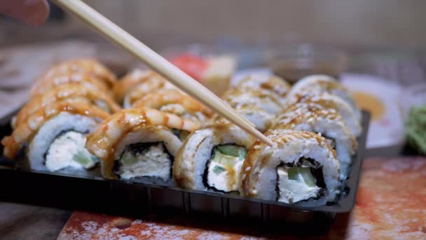 Kobiece Dłonie Weź Świeże Przygotowane Rolki Sushi, Z Pomocą Bambusowych Kijów. 4K — Wideo stockowe