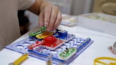 Meraklı Çocuk Metal İnşaat Malzemeleri Elektrik Devresini Birleştiriyor. 4K