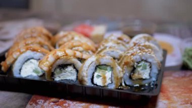 Bambu Çubuklu Suşi Ustası Suşi Yuvarlamasını Plastik Kutuya Bürüyor. 4K