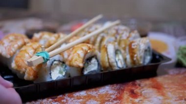 Japon suşi ruloları plastik kutuda Bambu çubuklarıyla servis edilir. 4K