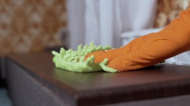 Plastik Eldiven Giyen Kadın El Mikrofiber Bez ile Tahta Yüzeyi Sildi