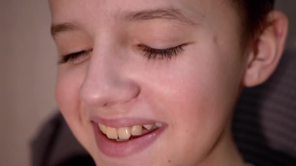 Pestañas largas, sonrisa adorable con hermosos dientes blancos en adolescente. 180fps — Vídeo de stock