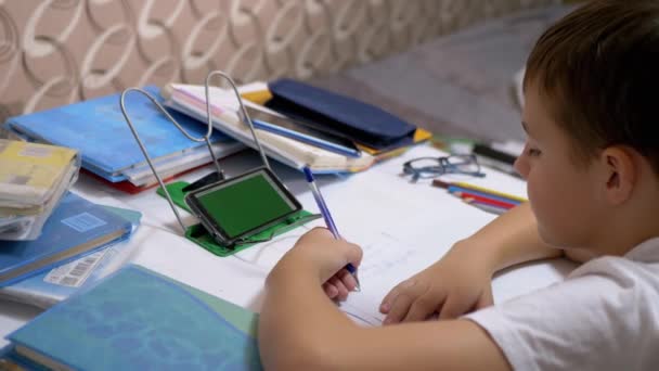 Not Defterinde Kalemle Solak Yazar Öğrenci Ödevi Akıllı Telefon Kullanıyor — Stok video