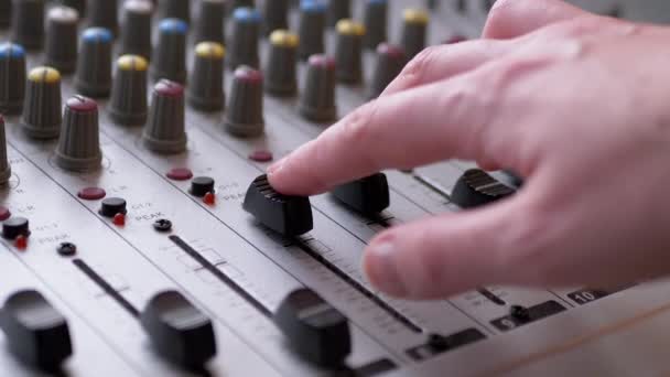 DJ在录音室的音频混音器上移动带指节的滑块的音响工程师 — 图库视频影像