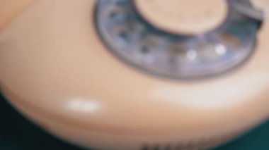Numarayı Çevirmek İçin Çevirmeli Sarı Vintage Retro Rotary Telefon. 4K