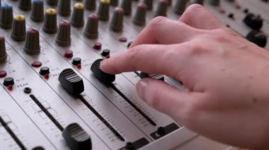 Ses Mühendisi, DJ Kayıt Stüdyosunda Parmakları Ses Karıştırıcı ile Kaydırıcıları Taşıdı