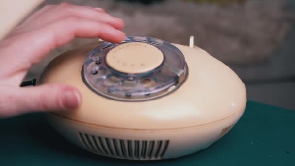 Žena ruka zvedne telefon a číselníky číslo na ročníku Retro rotační telefon — Stock video