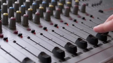 Ses Mühendisi, DJ Kayıt Stüdyosunda Parmakları Ses Karıştırıcı ile Kaydırıcıları Taşıdı