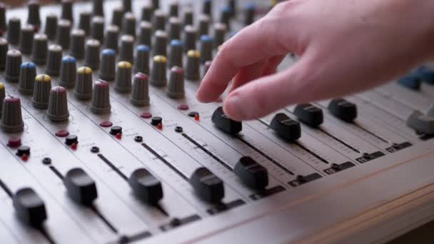 Ses Mühendisi, DJ Kayıt Stüdyosunda Parmakları Ses Karıştırıcı ile Kaydırıcıları Taşıdı — Stok video