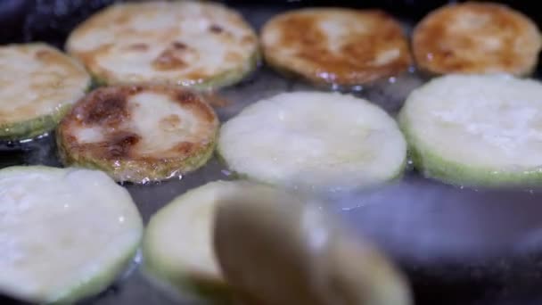 Διαδικασία τηγανίσματος κολοκυθιών σε βραστό λάδι μέχρι Golden Brown. Χορτοφαγικά τρόφιμα. — Αρχείο Βίντεο