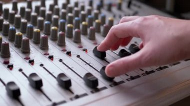 Ses Mühendisi, DJ Kayıt Stüdyosunda Parmakları Ses Karıştırıcı ile Kaydırıcıları Taşıdı