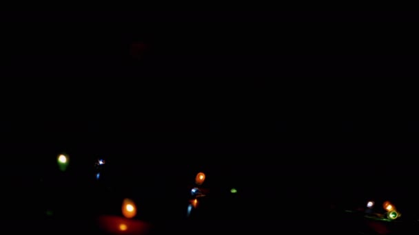 Рождественская гирлянда многих мерцающих, мерцающих разноцветных светодиодных огней. 4K — стоковое видео