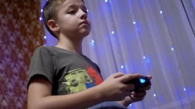 Genç Çocuk Joystick 'te Video Oyunları Oynuyor, Parmaklarıyla Düğmelere Basıyor. 4K