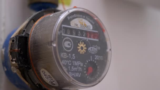 Vízfogyasztásmérő a vízvezeték-szereléshez használt mérőműszerekhez. 4K. — Stock videók